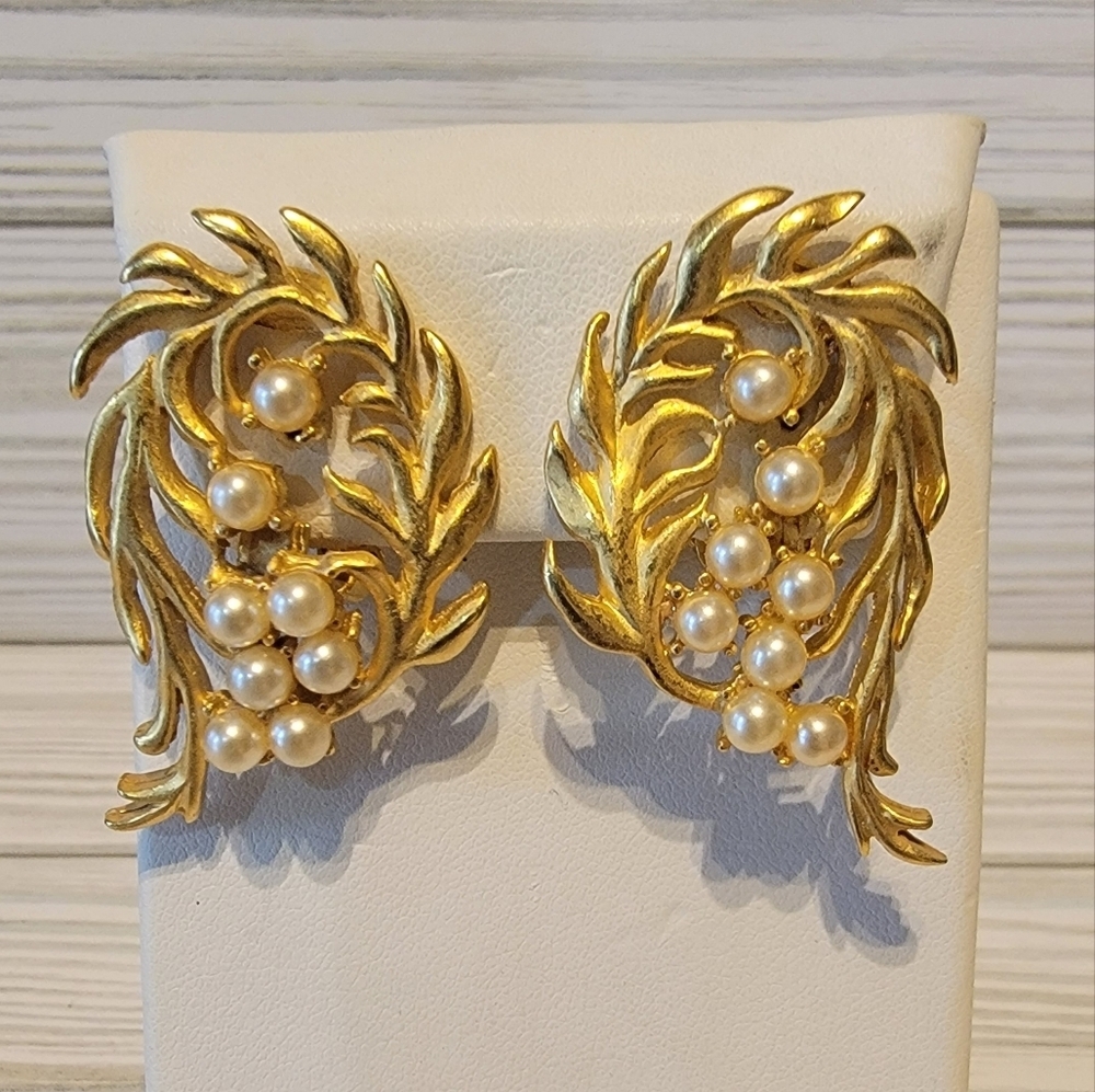 Vintage Faux Pearl Gold Tone Feather Leaf Spray Statement Clip On Earrings